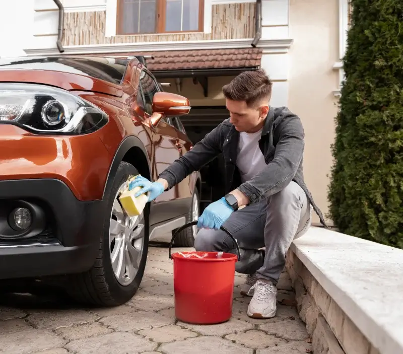 Lavage auto à domicile Épreville : professionnel intervenant sur un véhicule